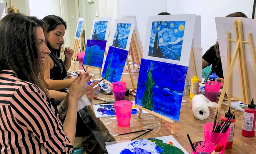 Image 1: Taller de pintura con vino y chuches ilimitadas para 1 o 2 personas
