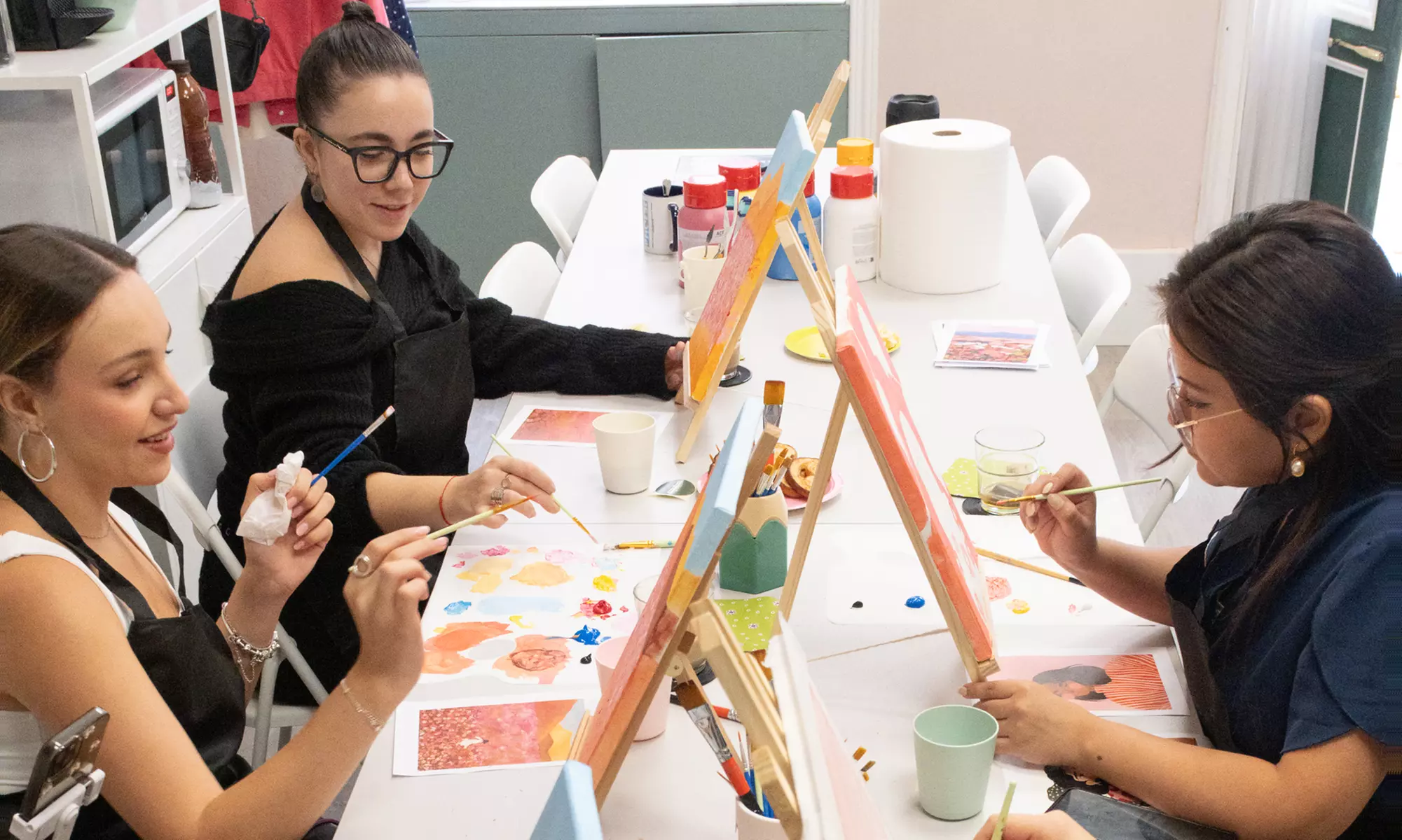 Taller para 1 o 2: pintura de cuadro o tote bag, o clase de maquillaje