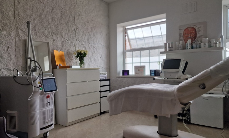 Image 3: Revamp with 1 or 3 Sessions: EMS Neo Body, VelaShape & More