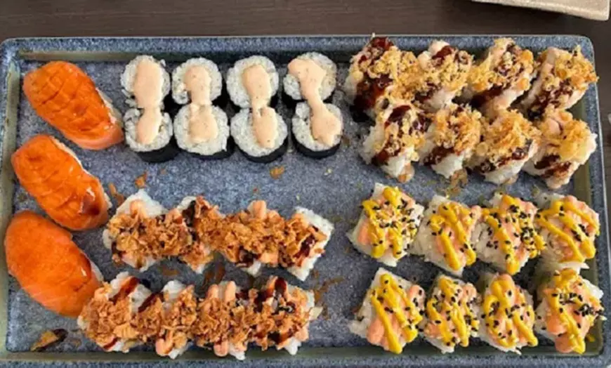Image 2: Combo de sushi para 2 o 4 con 34 o 68 piezas a elegir y bebidas