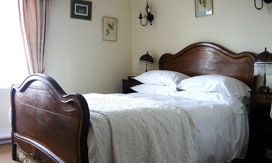 Image 2: Rye: Double or Twin Room with Breakfast