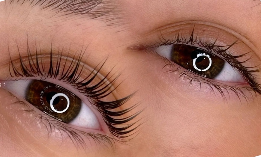 Image 2: Sourcils restructurés et cils recourbés