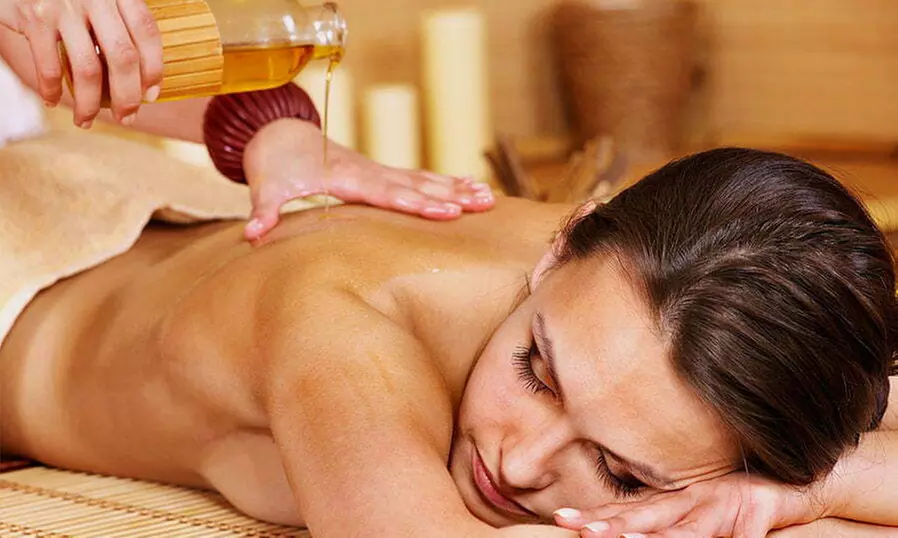 60 Min. Ganzheitliche Ayurveda-Massage nach Wahl für 1 Person - Balance und Entspannung (bis zu 52% sparen) - Primary Image
