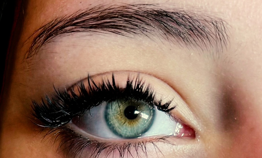 Image 2: Get Stunning Lashes: Classic, The Wet, or Hybrid Set Eyelash Extension