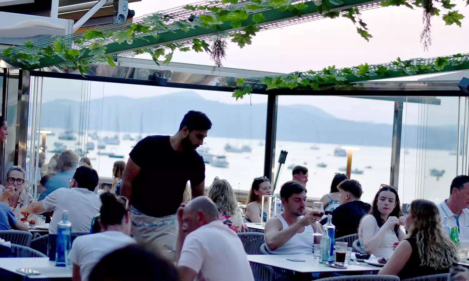 Menú mediterráneo para 2 o 4 con postres y vino con vistas al mar