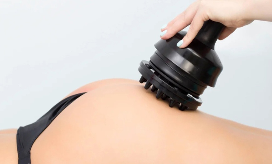 Image 3: Relax and Rejuvenate with a 60-Minute or 90-Minute G8 Massage at Uban Salon And Spa Studio (Up To 77% Off)