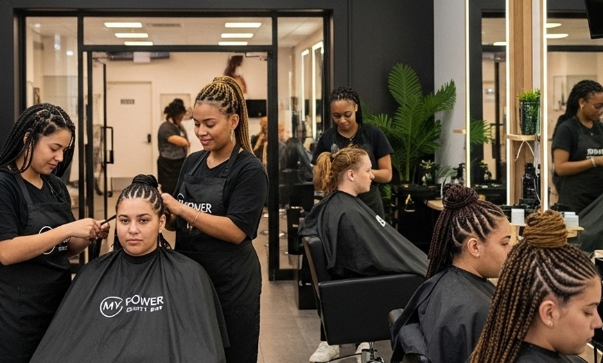 Image 4: Choice of Jumbo, Large or Medium Knotless Braids – Styled by Experts 