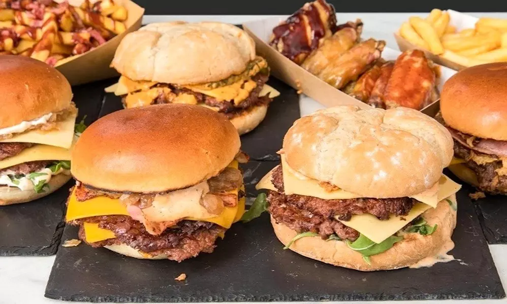 Menú de smash burger con patatas, postre y bebida para 2, 3 o 4