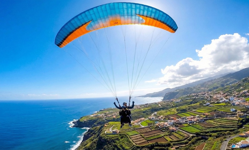 Image 2: Vuelo estándar o acrobático en parapente con video del despegue 