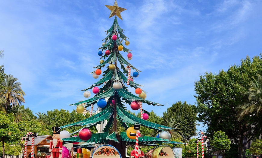 Image 1: Siente la Navidad: Entrada al Árbol mágico para 2 personas en Sevilla