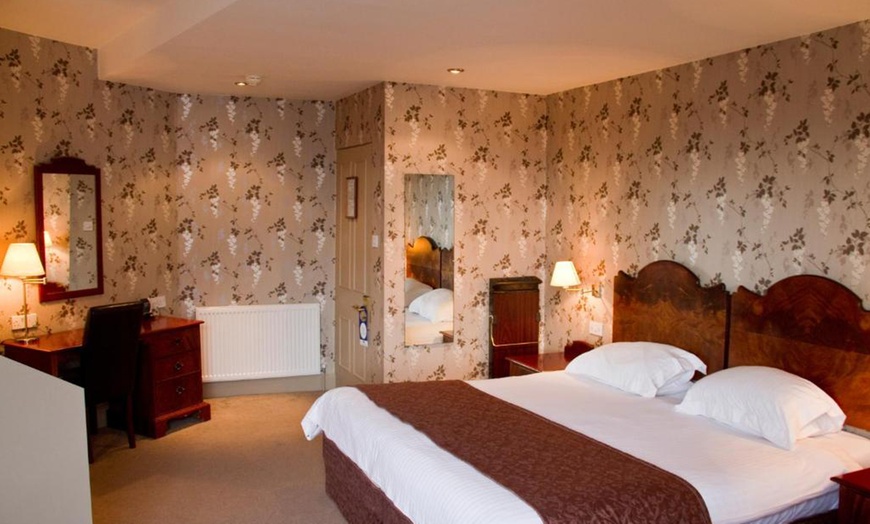 Image 3: Plymouth: Double Room with Breakfast