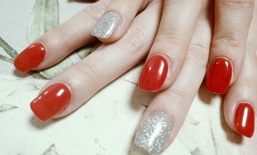 Image 1: Soin des mains et pieds avec la pose de vernis semi-permanent