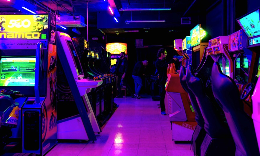 Image 6: Pase o descuento del 10 % para evento en sala de recreativos retro