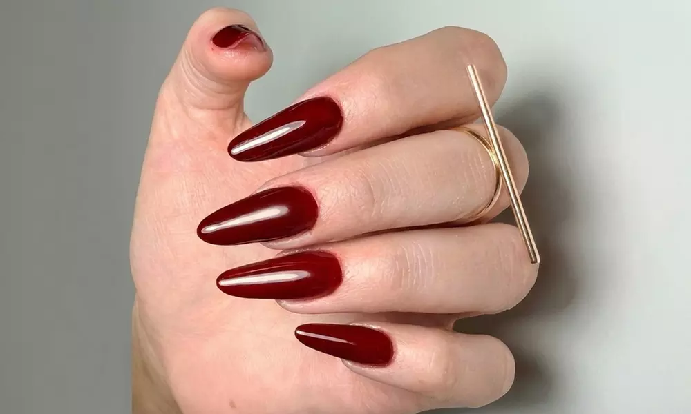 Manicura y/o pedicura con esmaltado normal o semipermanente