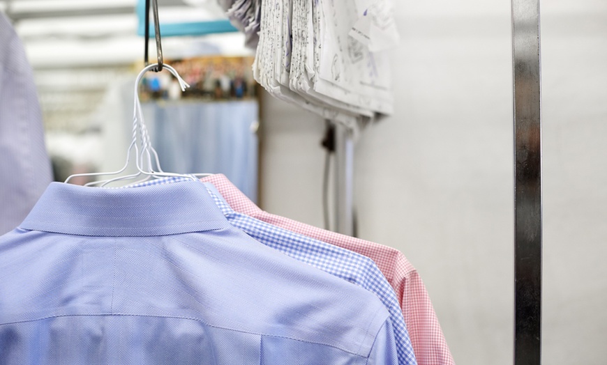 Image 2: Servicio de solo planchado o lavado y planchado de 5, 10 o 15 camisas