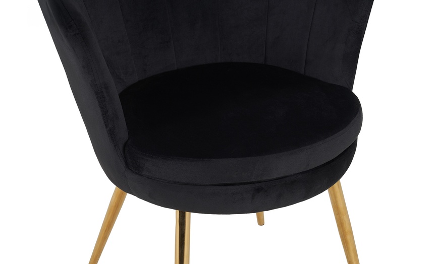 Image 19: Fauteuil design Maddina avec pieds dorés