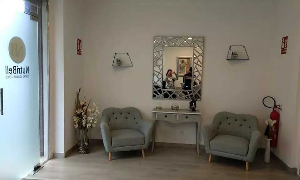 Mesoterapia facial inyectada con activos hidratantes y vitaminas