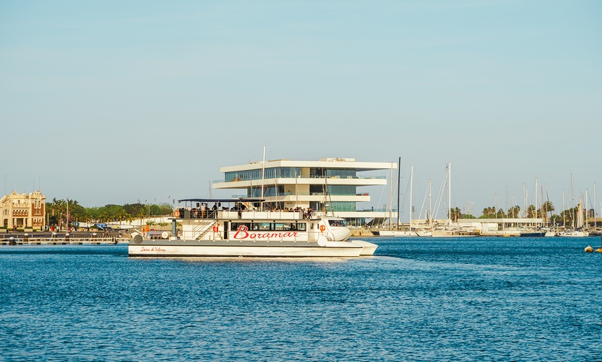 Image 1: Paseo en catamarán con baño en alta mar y bebida para niño o adulto