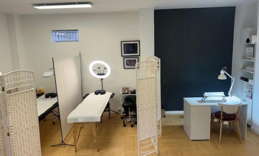 Image 12: Mirada a punto: lifting y tinte, extensiones, laminado de cejas y más