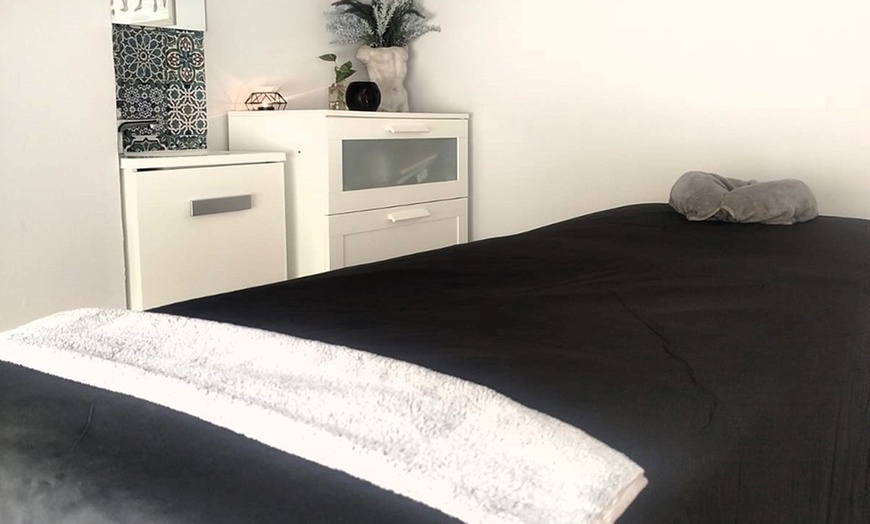 Image 9: Masajes de 60 y 90 minutos para una persona o en pareja