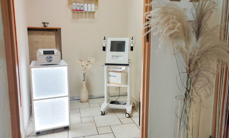 Image 1: Zrelaksuj się z masażem twarzy, szyi i dekoltu, peelingiem oraz maską