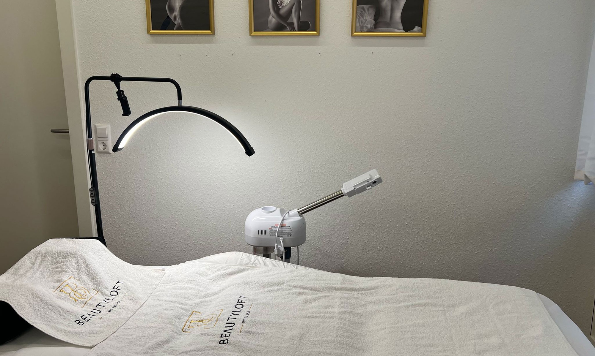 Hydrogen-Gesichtsbehandlung/ Microneedling/ Microdermabrasion