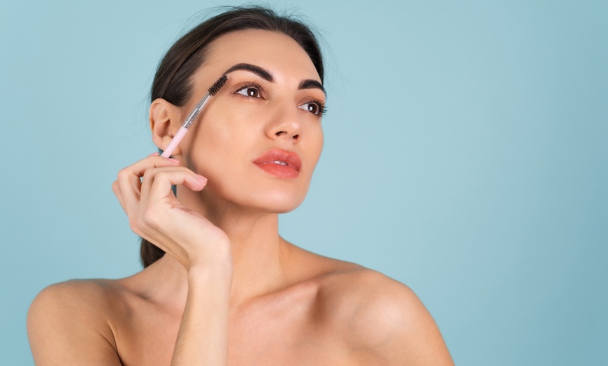 Image 1: Lifting y tinte de pestañas y opción a visagismo y laminado de cejas  