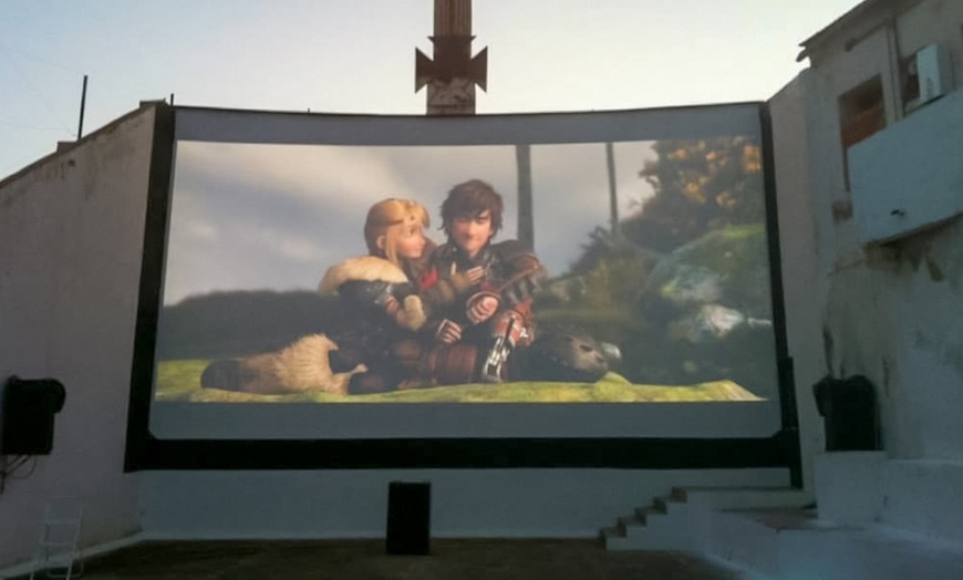 Image 2: 1 o 2 entradas a cine de verano con refresco y palomitas