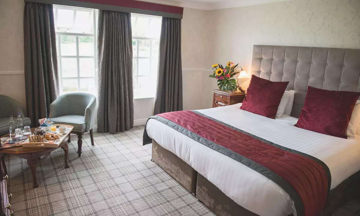 Cheshire: Executive Double Room with Breakfast and Bottle of Prosecco