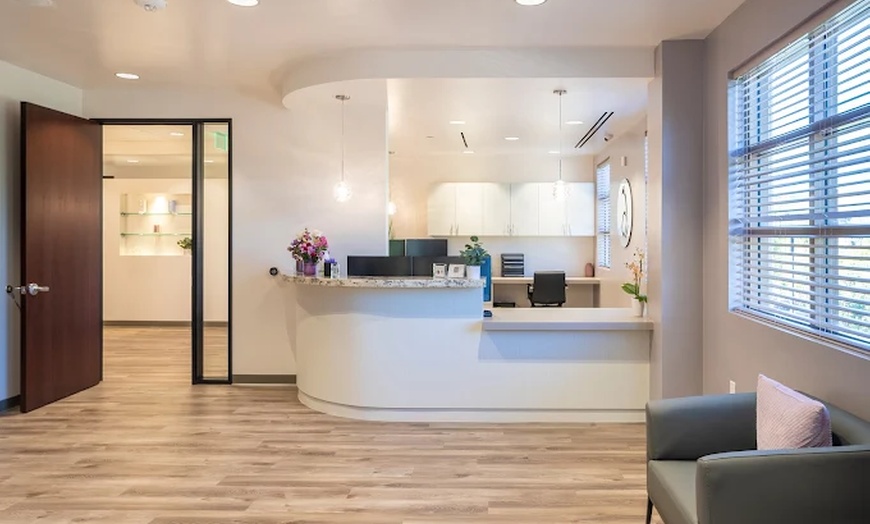 Image 4: Achieve Youthful Glow with 30 or 40 Units of Botox