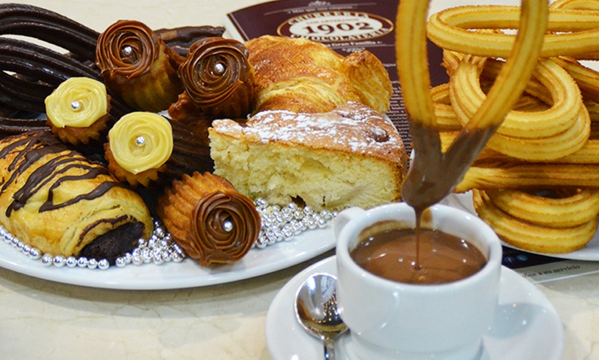 Image 2: 2 tazas de chocolate con churros en Chocolatería Los artesanos 1902