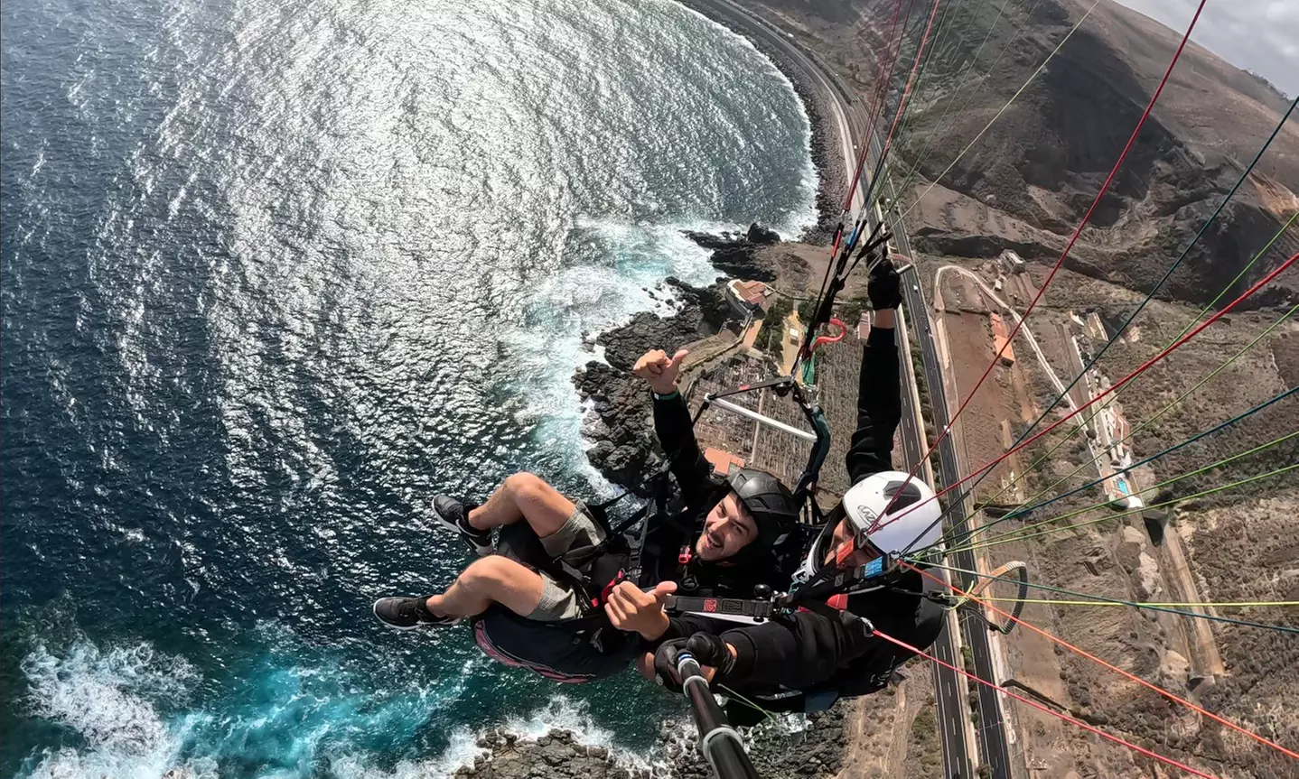 Roza las nubes: vuelo de iniciación al parapente con foto incluida