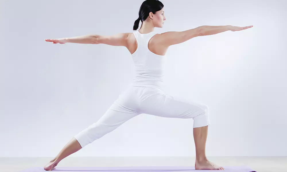 ¡Encuentra el equilibrio con 1 clase de yoga de 60 minutos con lectura corporal para 1 persona! - Primary Image