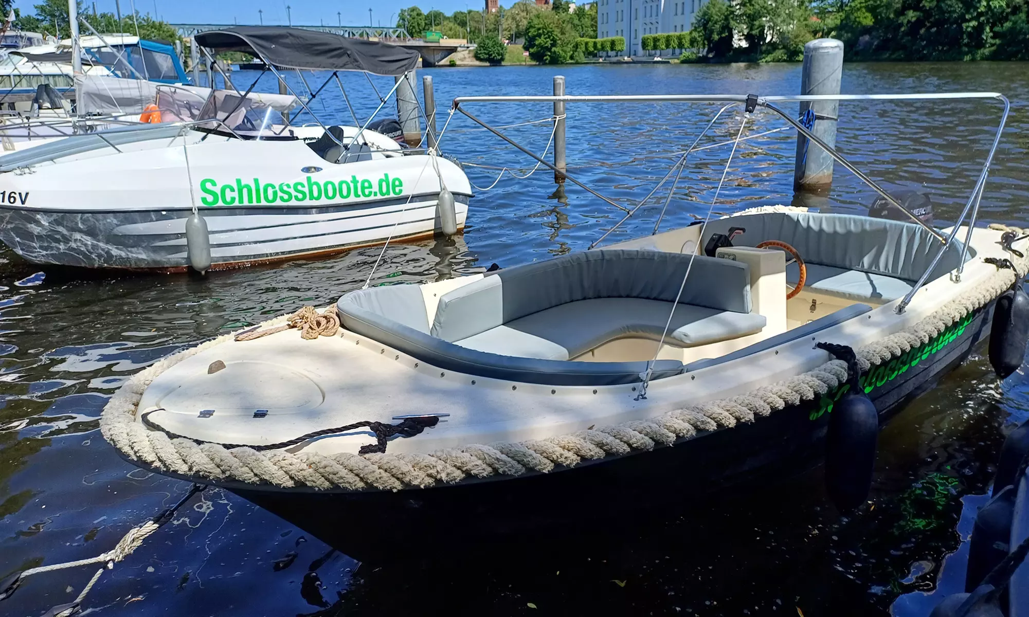 2-6 Std. Miete: Führerscheinfreies Motorboot für bis zu 6 Personen