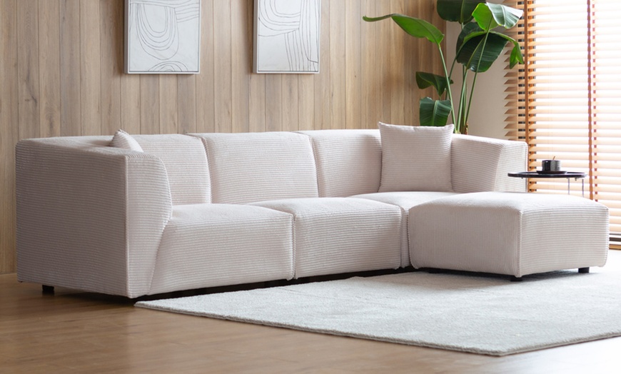 Image 2: Canapé modulable 3 ou 4 places avec pouf en velours côtelé de Kocoon