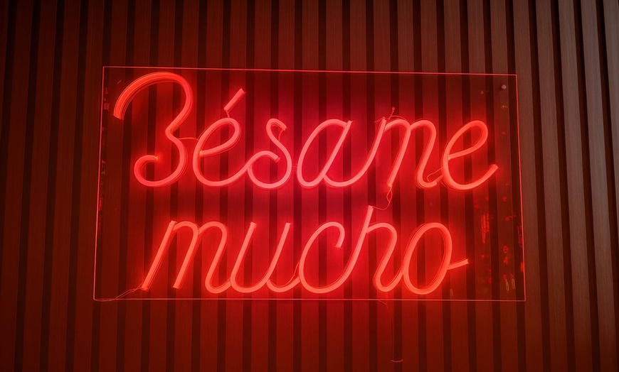 Image 3: Menú "Tonteo" o "Tentación" para 2 con postres y bebidas o vino