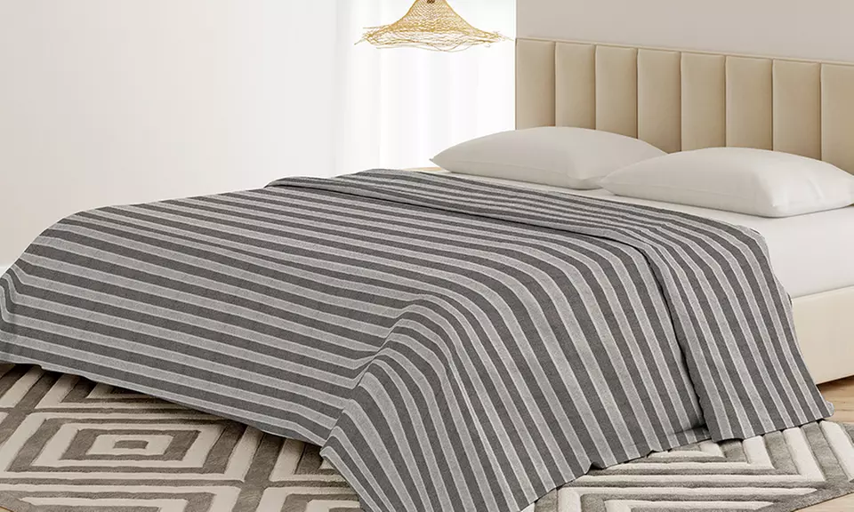 Sofabezug und Tagesdecke aus natürlicher recycelter Baumwolle