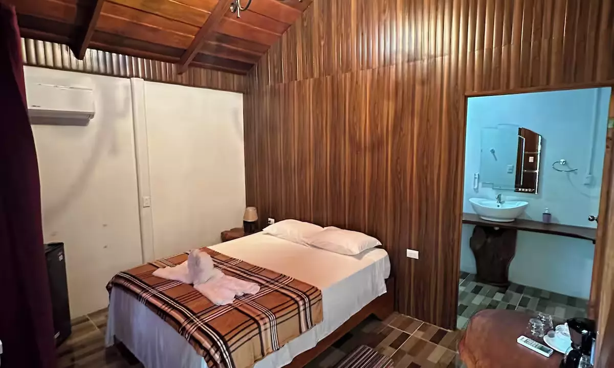 ✈ 6-Nt Costa Rica Volcano and Beach Trip w/Air, Car from Travel by Jen