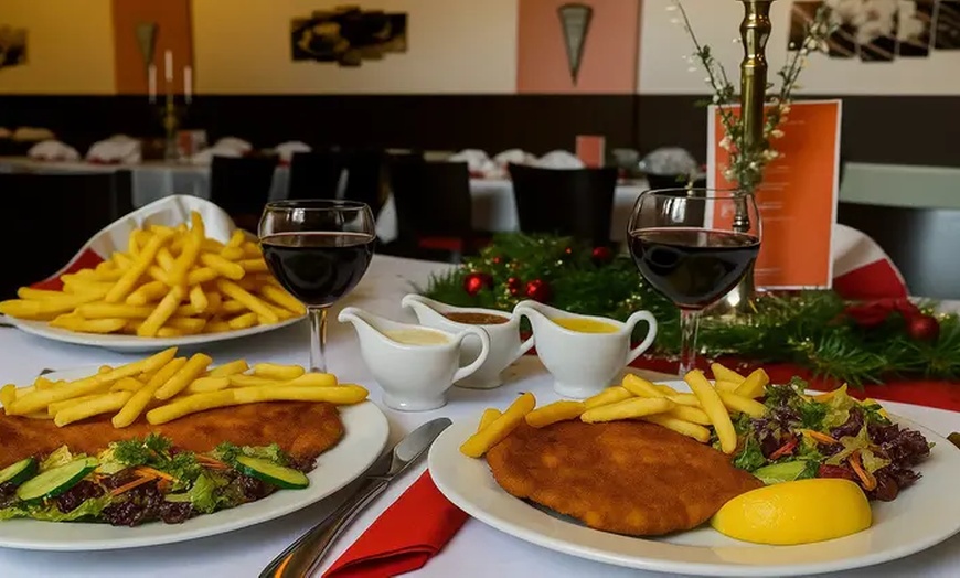 Image 1: Schnitzel nach Wahl inkl. frischer Salat vom Buffet für 2 - 4 Personen