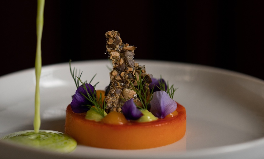 Image 12: Entdecke den kulinarischen Himmel: 6-Gänge-Menü im Michelin-Restaurant