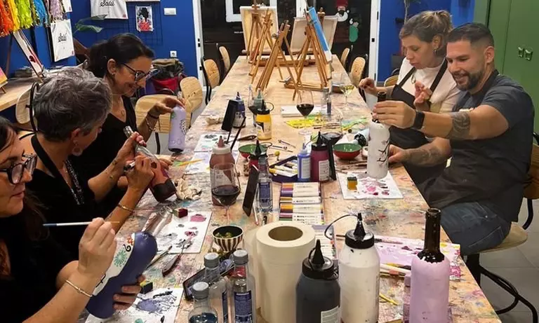 Taller de pintura de 2 h con picoteo y vino ilimitado para 1 o 2 pax.