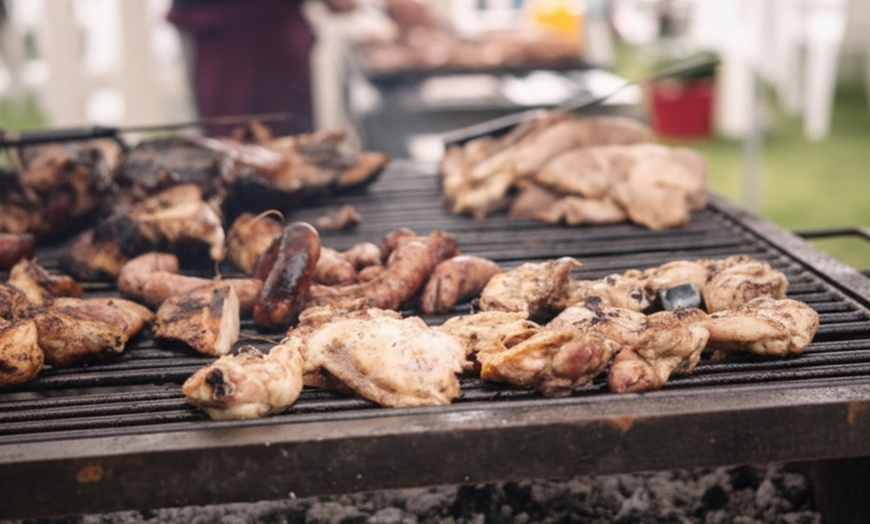 Image 4: Menú de parrillada para 2 o 4 con botella de vino en asador argentino