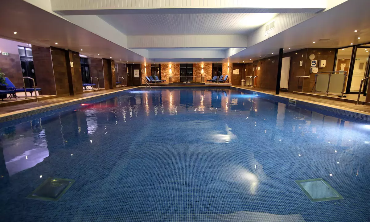 Hampshire: 4* Superior Double or Twin Room Stay with Breakfast