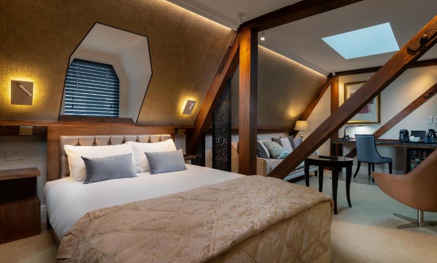 Image 6: London: Elegant 4* Stay with Breakfast