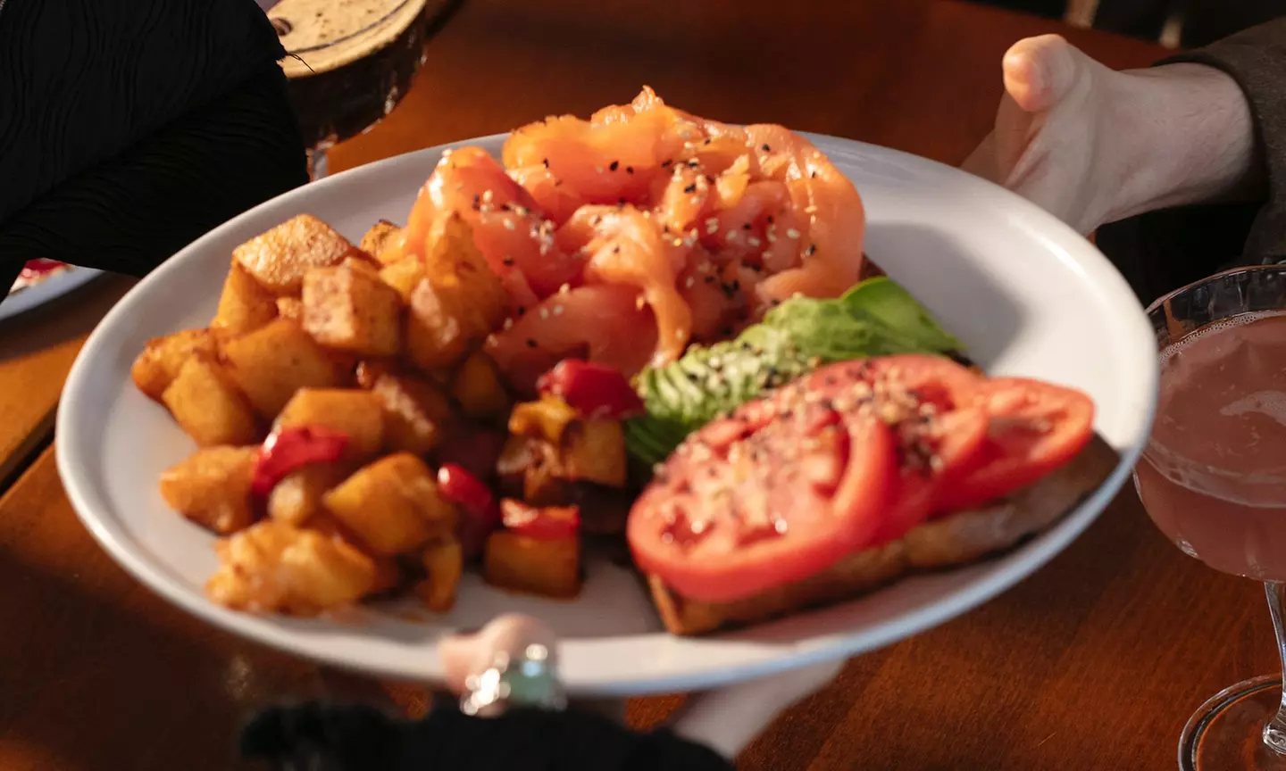 Enjoy American Cuisine w/ Bottomless Brunch or 3-Course Dinner for 2