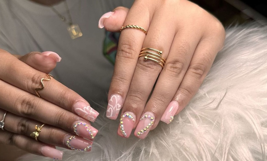 Image 3: Manicura o pedicura normal o semipermanente con diseño en 1 uña