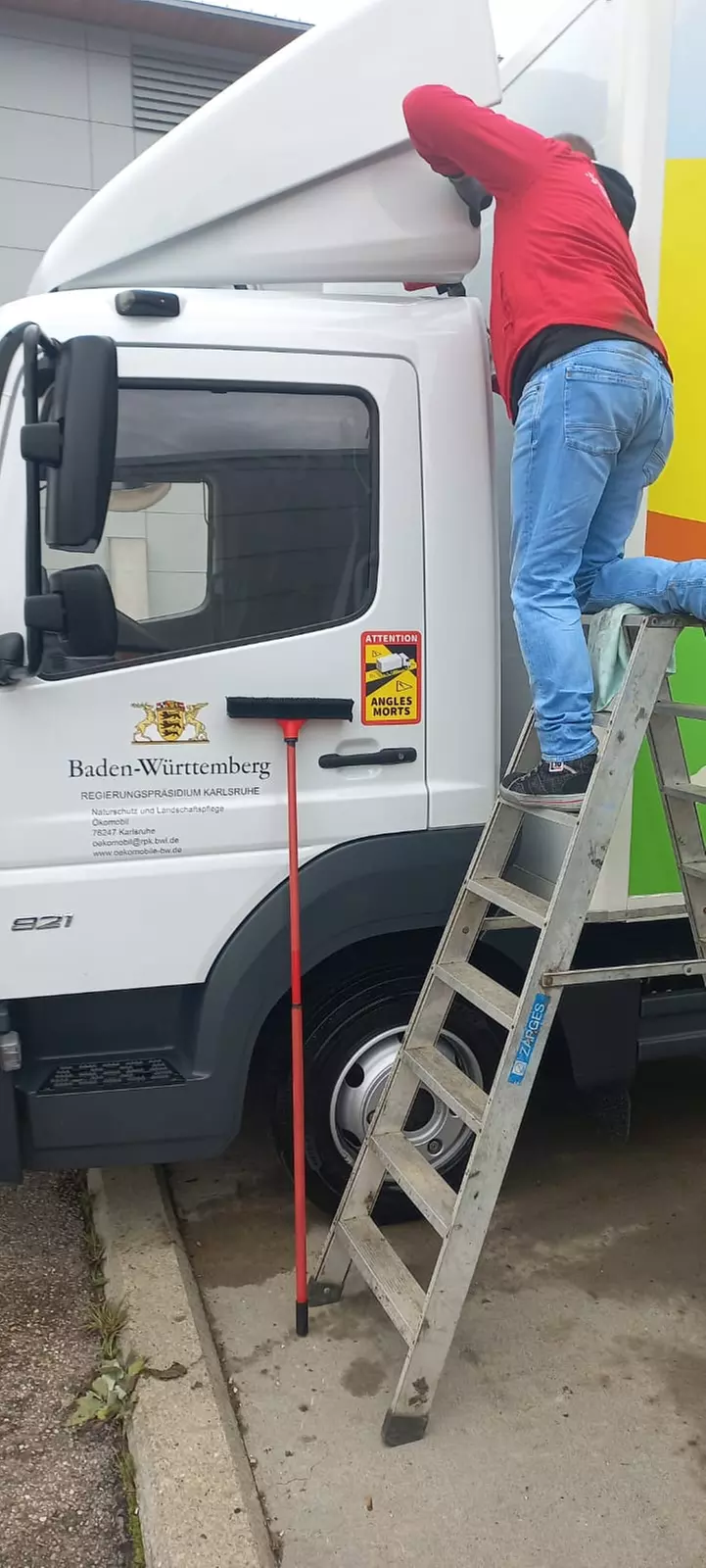 Premium-Innen- oder Außenreinigung für verschiedene Fahrzeugarten