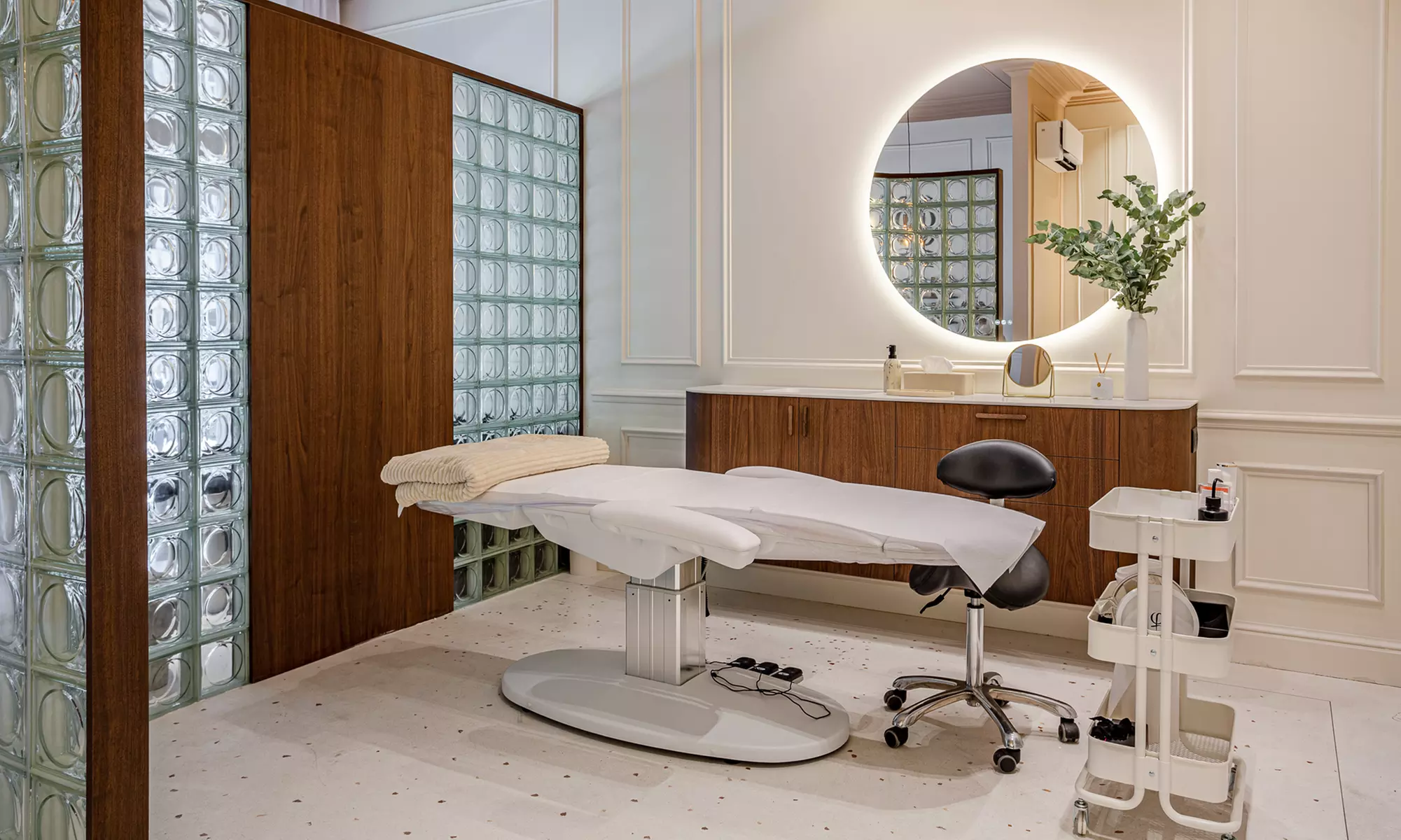 Regard sublimé : rehaussement, restructuration, teinture cils, soin ou browlift au choix (jusqu'à 16% de remise) - Primary Image