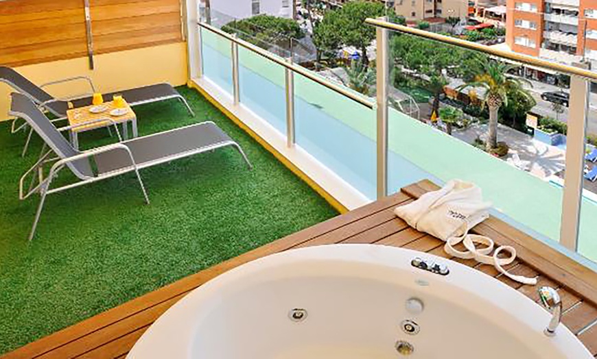 Image 13: Lloret de Mar : chambre double avec demi-pension en hôtel 4*