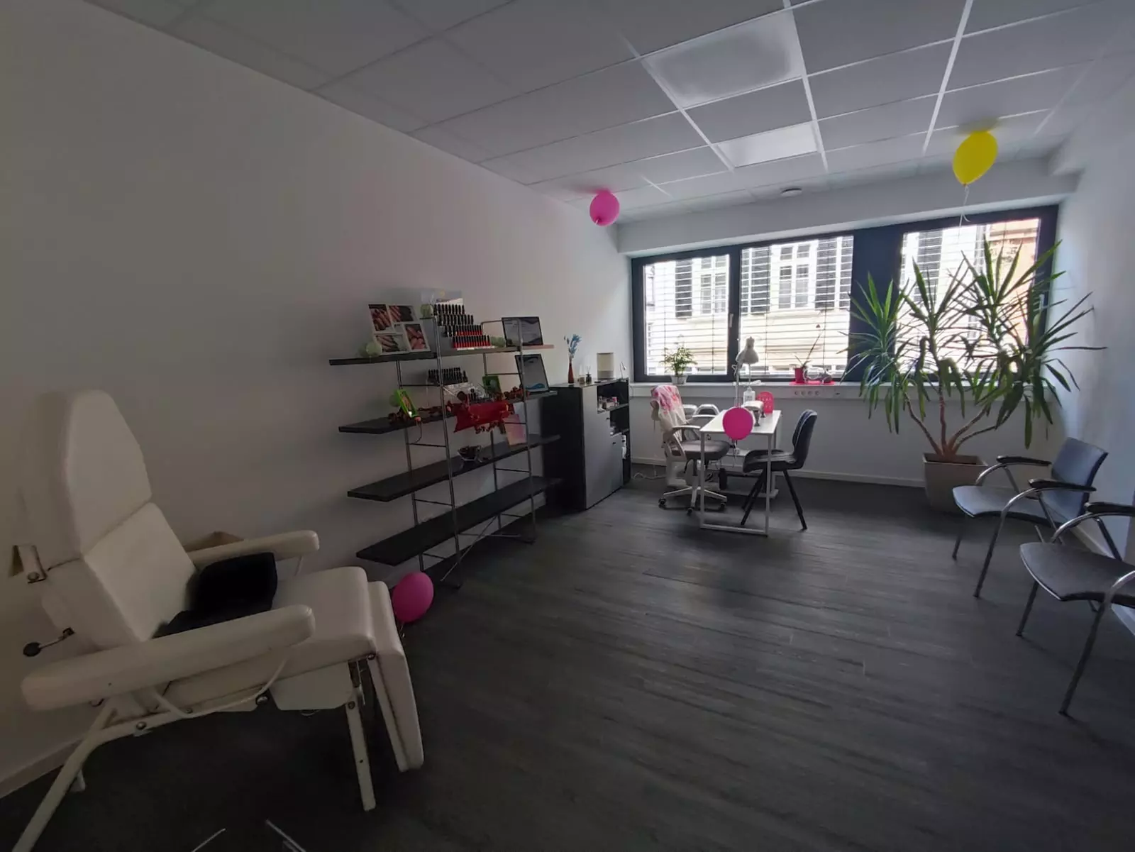 Klassische Maniküre mit Handcreme für 1 Person, optional mit Schellack